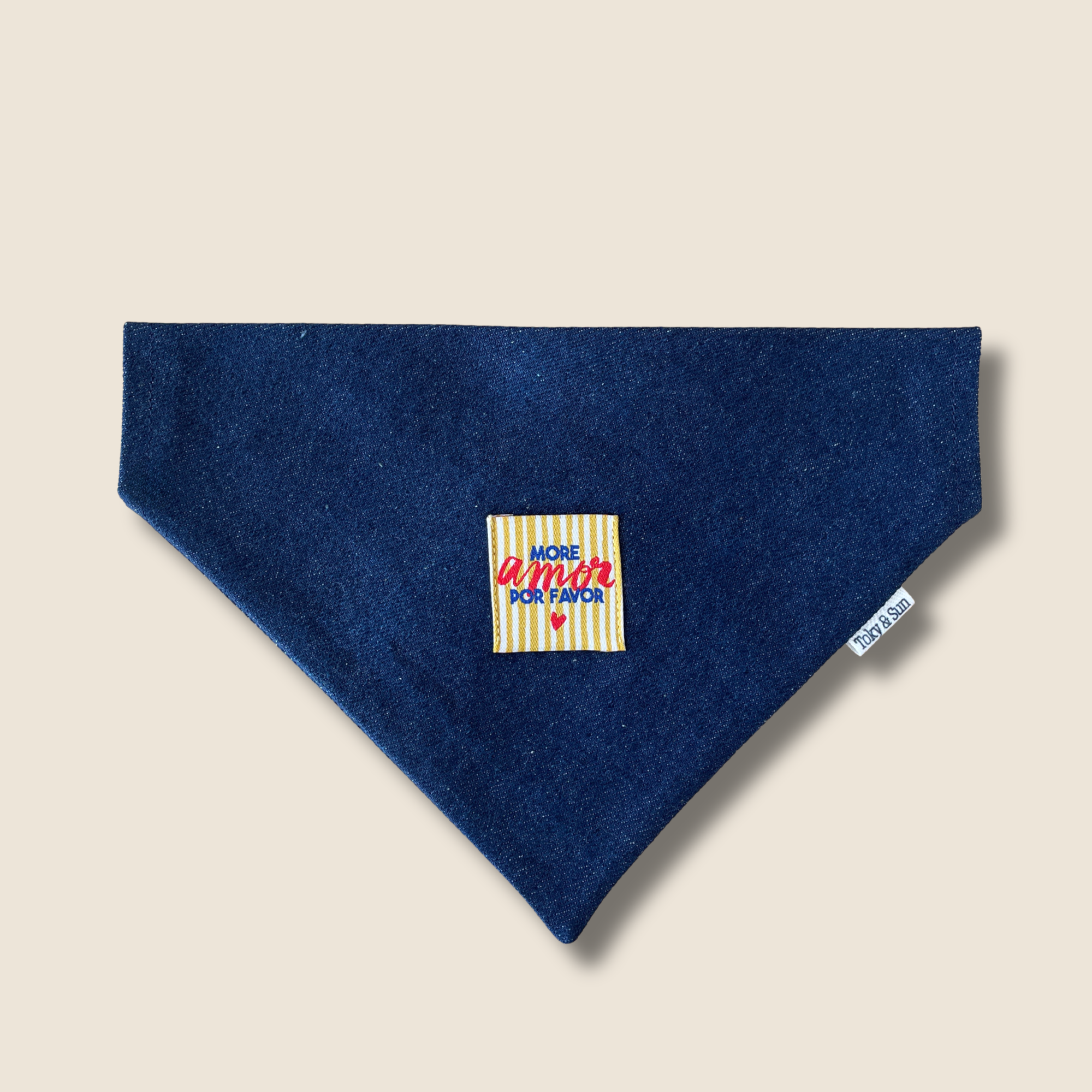 Bandana pour chien bleu denim avec étiquette More Amor Por Favor, accessoire pour chien stylé Toky and Sun
