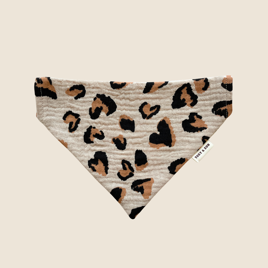 Bandana pour chien motif léopard beige et noir, accessoire fait main Toky & Sun à enfiler sur le collier de votre chien pour un style élégant et tendance