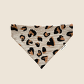 Bandana pour chien motif léopard beige et noir, accessoire fait main Toky & Sun à enfiler sur le collier de votre chien pour un style élégant et tendance