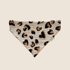 Bandana pour chien motif léopard beige et noir, accessoire fait main Toky & Sun à enfiler sur le collier de votre chien pour un style élégant et tendance