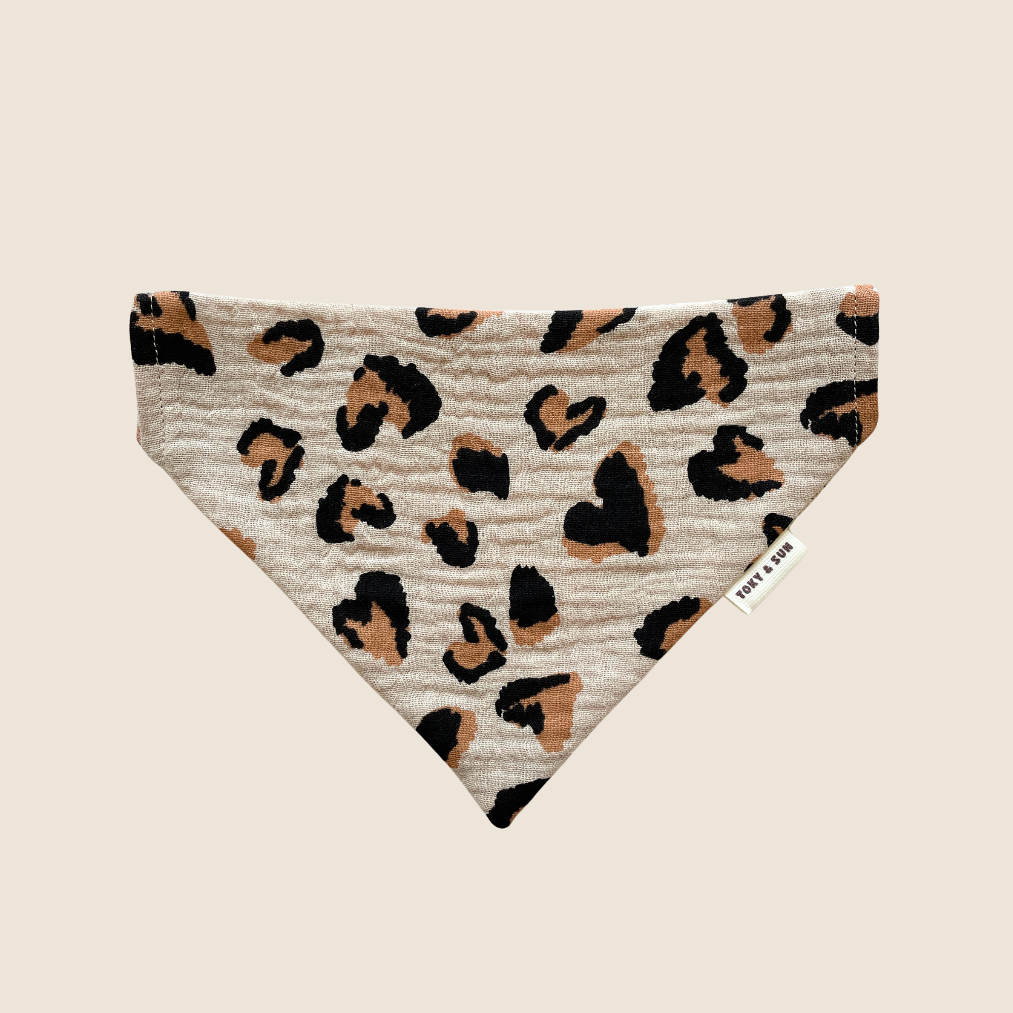 Bandana pour chien motif léopard beige et noir, accessoire fait main Toky & Sun à enfiler sur le collier de votre chien pour un style élégant et tendance