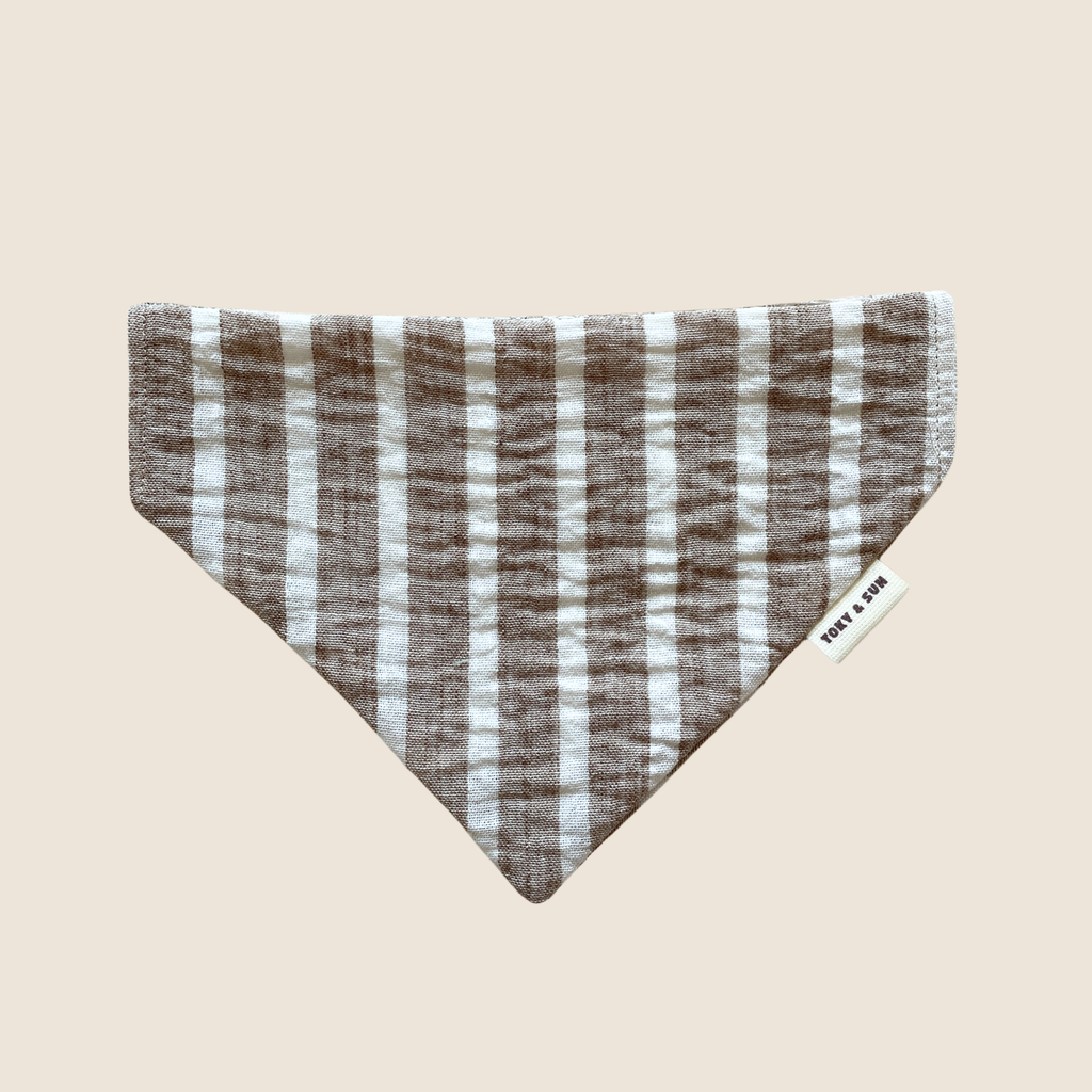 Bandana pour chien à rayures marron et blanches, accessoire fait main Toky & Sun à enfiler sur le collier pour un style bord de mer élégant