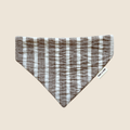 Bandana pour chien à rayures marron et blanches, accessoire fait main Toky & Sun à enfiler sur le collier pour un style bord de mer élégant