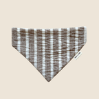 Bandana pour chien à rayures marron et blanches, accessoire fait main Toky & Sun à enfiler sur le collier pour un style bord de mer élégant