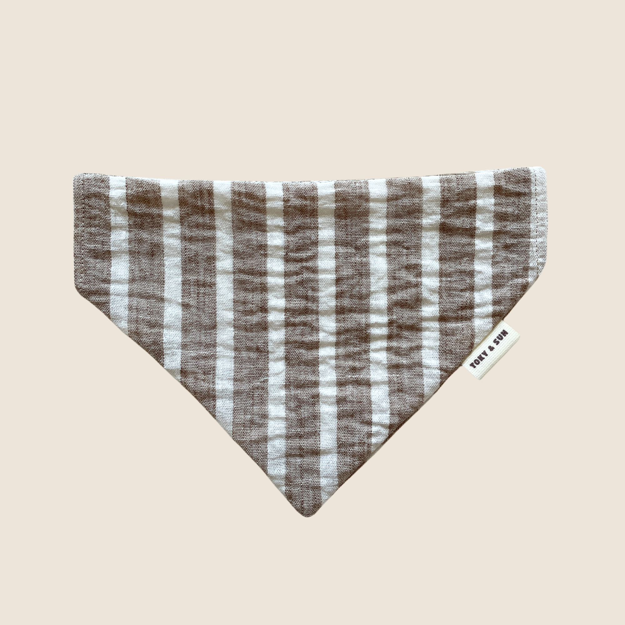 Bandana pour chien à rayures marron et blanches, accessoire fait main Toky & Sun à enfiler sur le collier pour un style bord de mer élégant