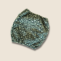 Snood pour chien à grandes oreilles en tissu vert gaze de coton motif léopard, accessoire doux et ajusté pour protéger les oreilles.
