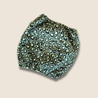 Snood pour chien à grandes oreilles en tissu vert gaze de coton motif léopard, accessoire doux et ajusté pour protéger les oreilles.