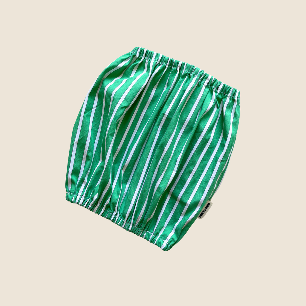 Snood Green Summer Toky & Sun à rayures vertes et blanches, en coton, confectionné pour protéger les oreilles des chiens à longues oreilles. Idéal pour protéger de la saleté pendant les repas et lors des balades, protège des épillets. Limite les otites. 