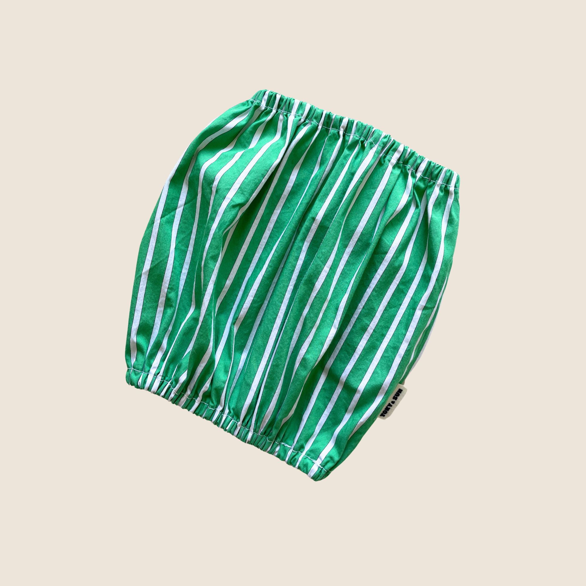 Snood Green Summer Toky & Sun à rayures vertes et blanches, en coton, confectionné pour protéger les oreilles des chiens à longues oreilles. Idéal pour protéger de la saleté pendant les repas et lors des balades, protège des épillets. Limite les otites. 