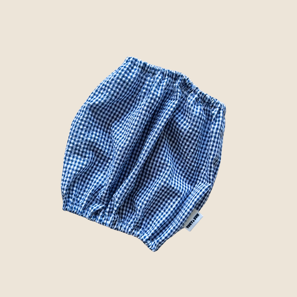 Snood chien vichy bleu et blanc pour protéger les oreilles longues des cockers, cavaliers king charles et autres chiens à oreilles tombantes. Marque Toky and Sun.