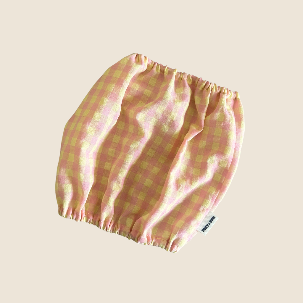 Snood pour chien à motif Vichy rose et jaune en coton, conçu pour maintenir les longues oreilles des cockers et autres chiens aux oreilles tombantes. Marque TOKY AND SUN