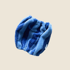 Snood Pool Party en éponge microfibre bleue pour chien aux longues oreilles, accessoire absorbant fait main Toky & Sun idéal après la baignade, la plage, le bain et pour protéger les oreilles pendant les repas.