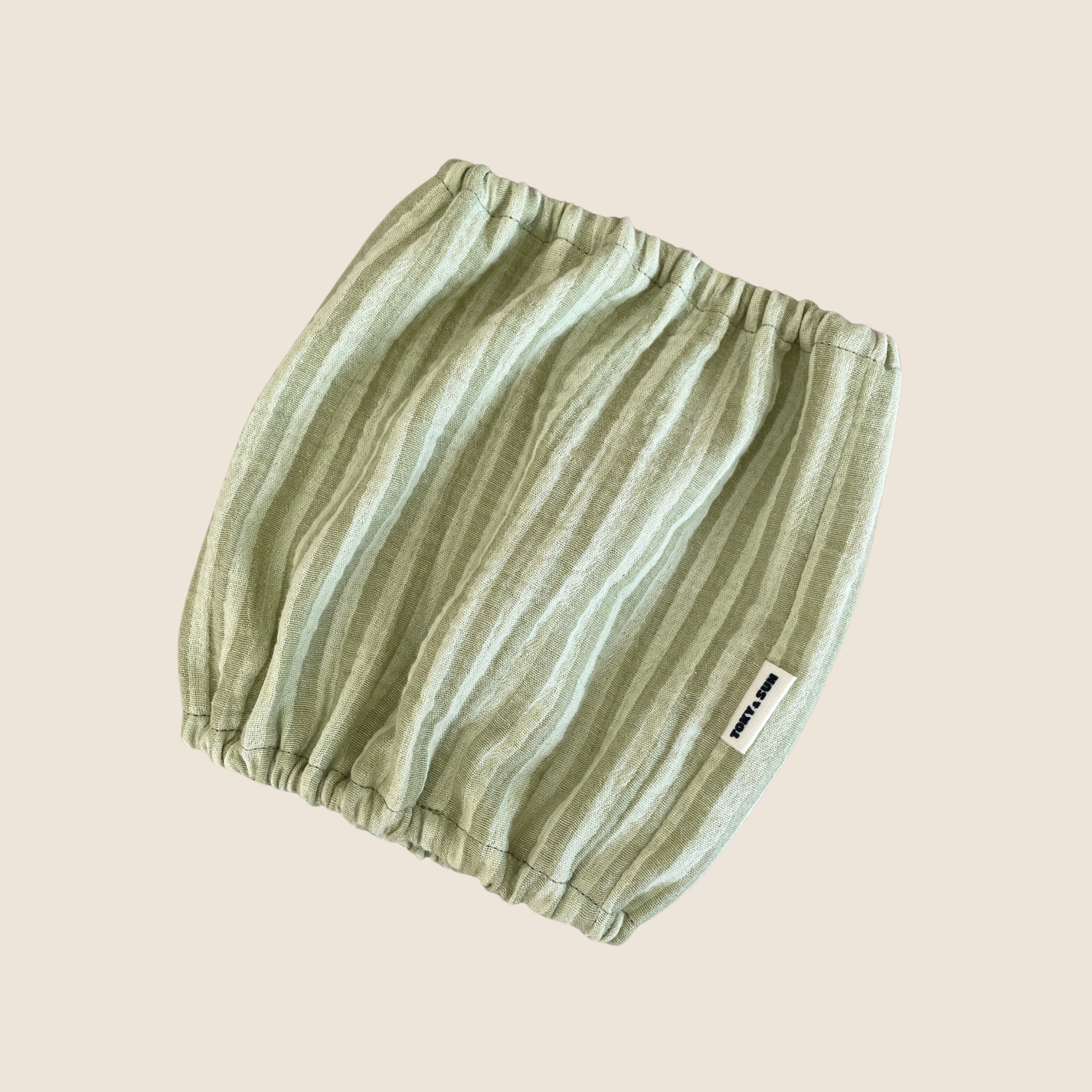 Snood Summer Break en coton couleur vert rayé pour chien aux longues oreilles, accessoire fait main Toky & Sun protégeant les oreilles pendant les repas, les promenades et contre les épillets.